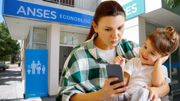Madre de AUH pensando con su celular en Anses