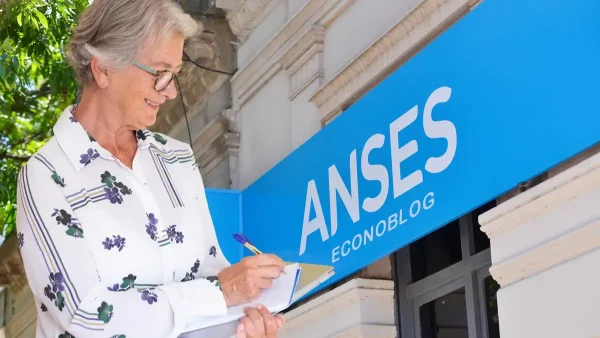 Jubilada escribiendo frente a Anses