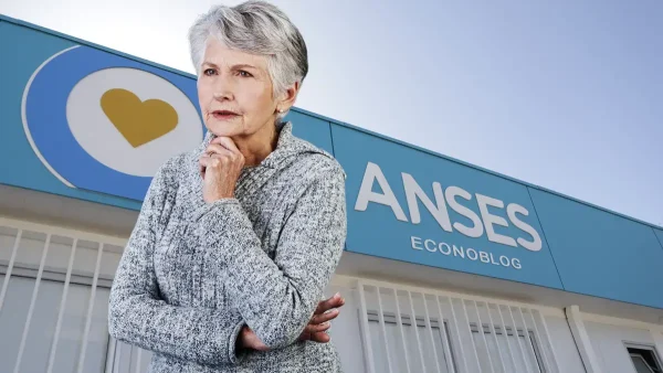 Jubilada pensando frente a Anses