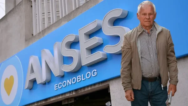 Jubilado parado frente a Anses