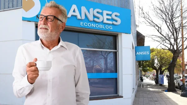 Jubilado tomando café en Anses