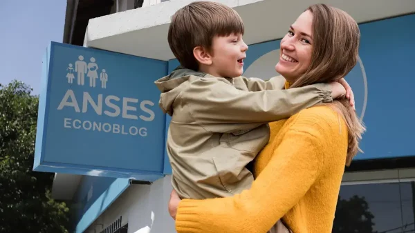 Madre de la AUH feliz en Anses