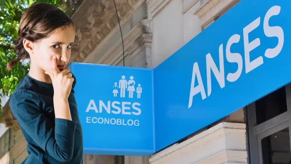 Beneficiaria de AUH pensando en Anses