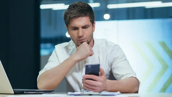 Hombre pensando con su celular