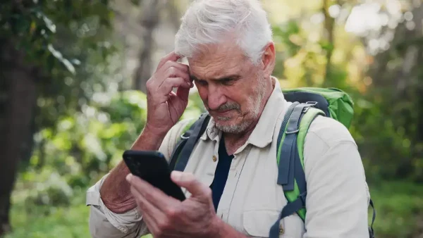 Jubilado preocupado con su celular