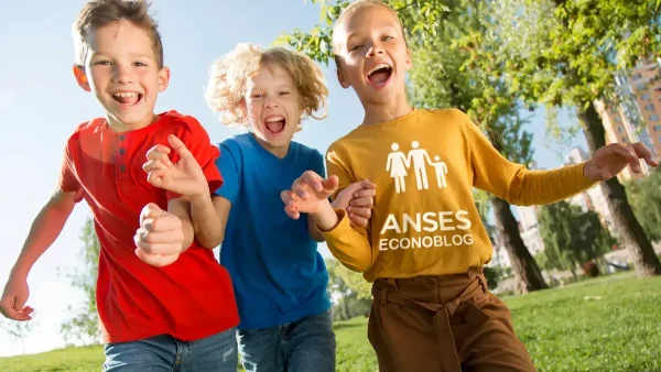 Niños con remera de Anses para el SUAF