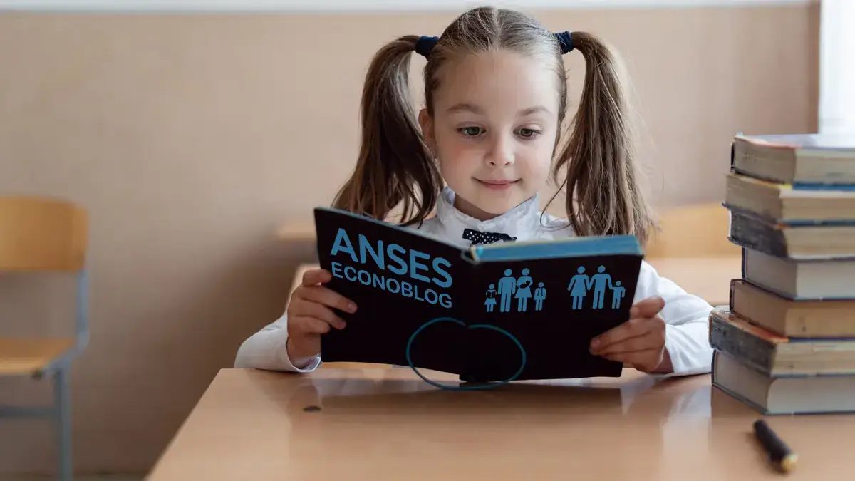 Estudiante con libro de Anses para AUH y SUAF