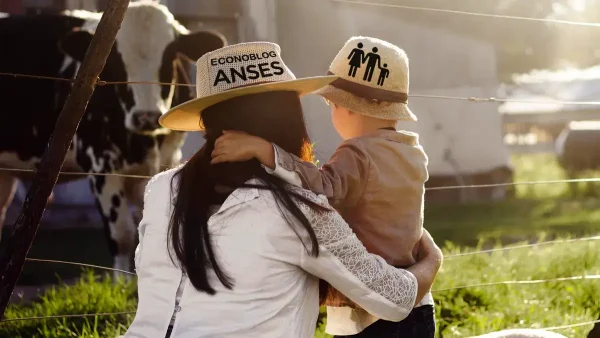 Beneficiaria del SUAF rural con gorro de Anses