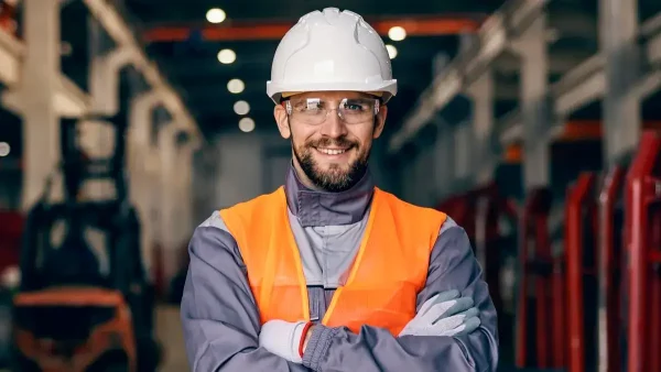 Trabajador con casco