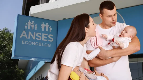 Familia con su bebé junto a cartel de Anses para AUH y SUAF