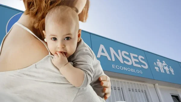Madre de la AUH con su bebé en Anses