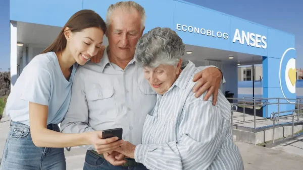 Jubilados con su nieta usando el celular en Anses
