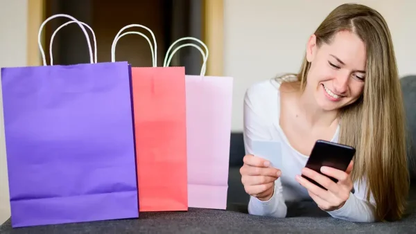 Chica comprando