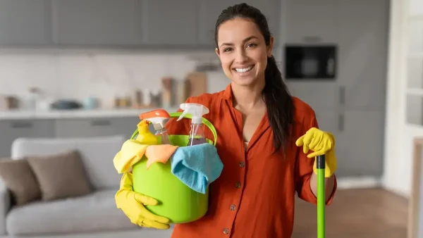 Empleada doméstica trabajando