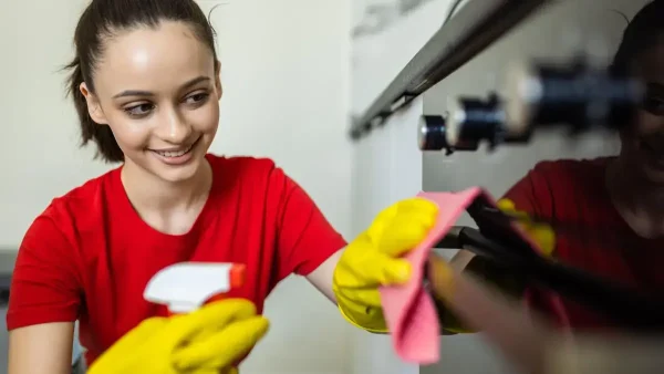 Empleada doméstica limpiando la cocina