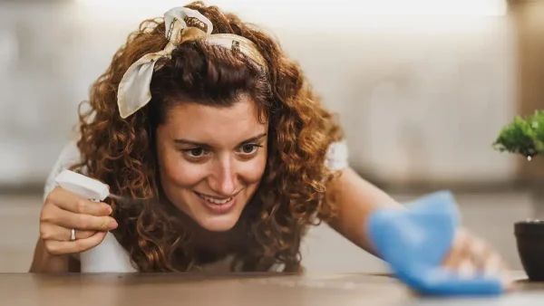 Empleada doméstica trabajando