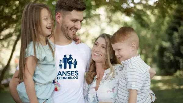 Familia de AUH con remera de Anses