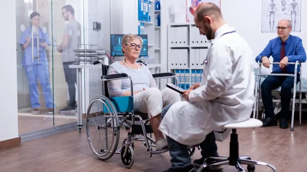 Médico con persona con discapacidad