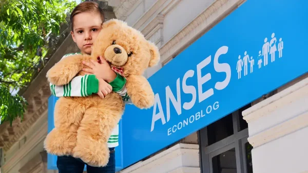 Niño triste de la AUH y del SUAF con un oso en Anses