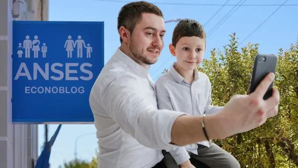 Padre en Anses con cartel de AUH y SUAF