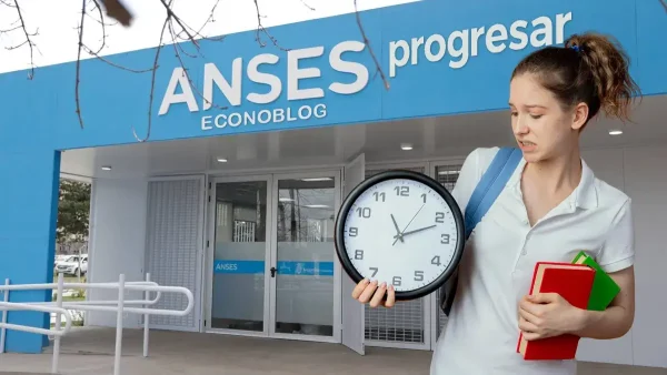 Titular de Becas Progresar en Anses con un reloj