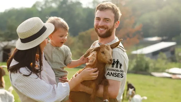 Trabajador rural con remera de Anses para el SUAF