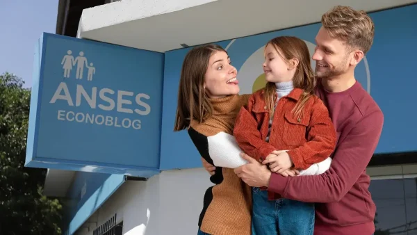 Familia del SUAF junto a cartel de Anses