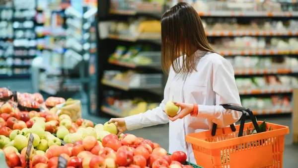 Mujer en supermercado