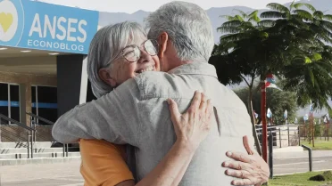 Abrazo de pareja de jubilados en Anses