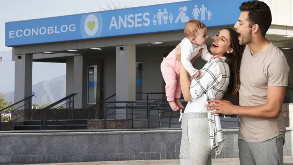 Familia de AUH o SUAF con su bebé en Anses