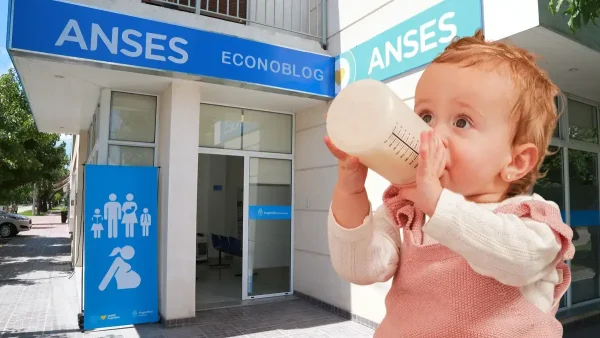 Bebé junto a cartel de Anses para AUH y Asignación por Embarazo