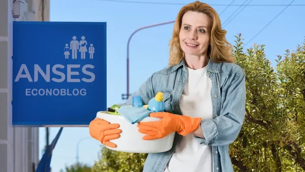 Empleada doméstica con cartel de Anses para AUH