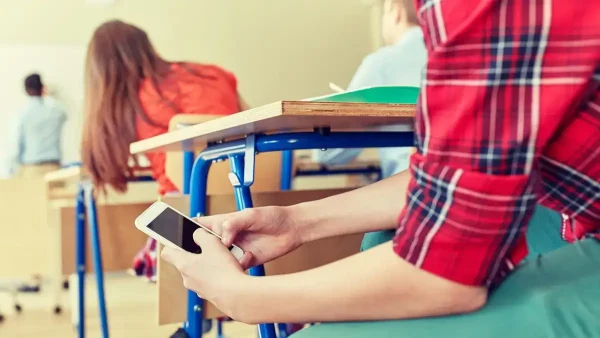 Estudiante con celular