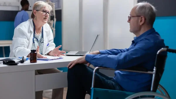 Persona con discapacidad visitando al médico