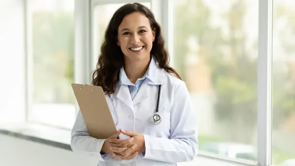 Doctora con carpeta