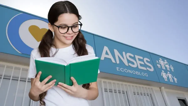 Estudiante de AUH o SUAF con libro en Anses