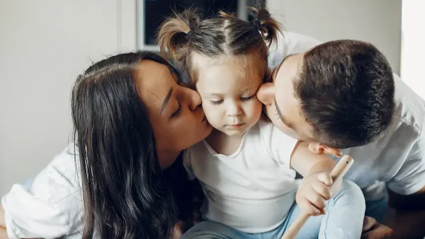 Niña junto a su familia