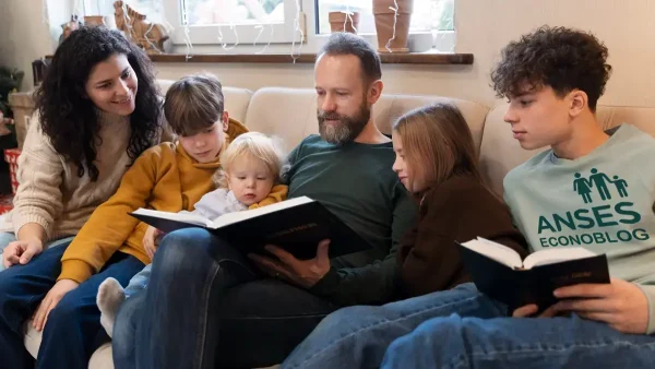 Familia del SUAF con remera de Anses