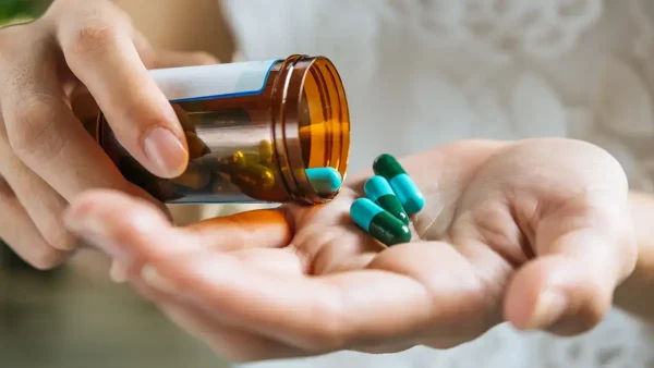 Mano con medicamentos