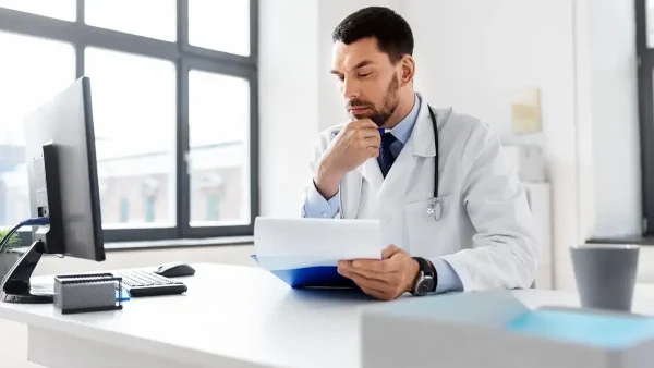 Médico trabajando