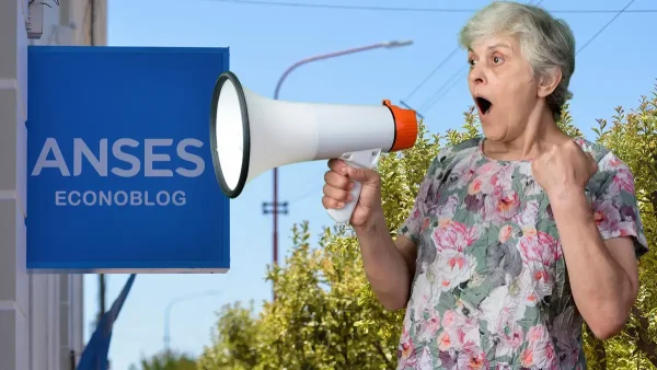 Jubilada con megáfono frente a Anses