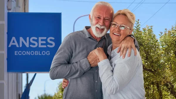 Pareja de jubilados en Anses