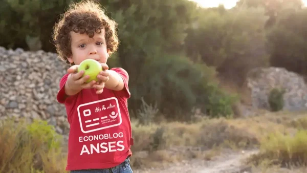 Titular de Tarjeta Alimentar con remera de Anses