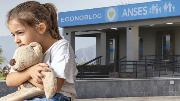 Niña triste de AUH o SUAF en Anses