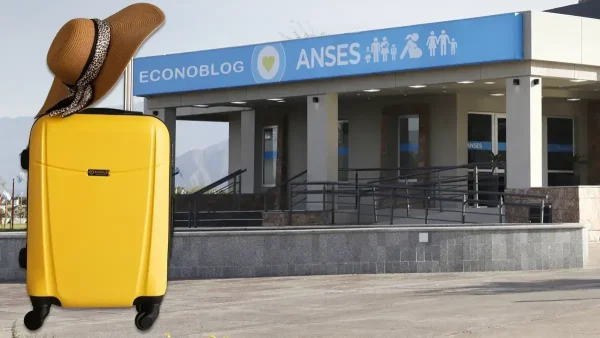 Valija frente a cartel de Anses para AUH y SUAF